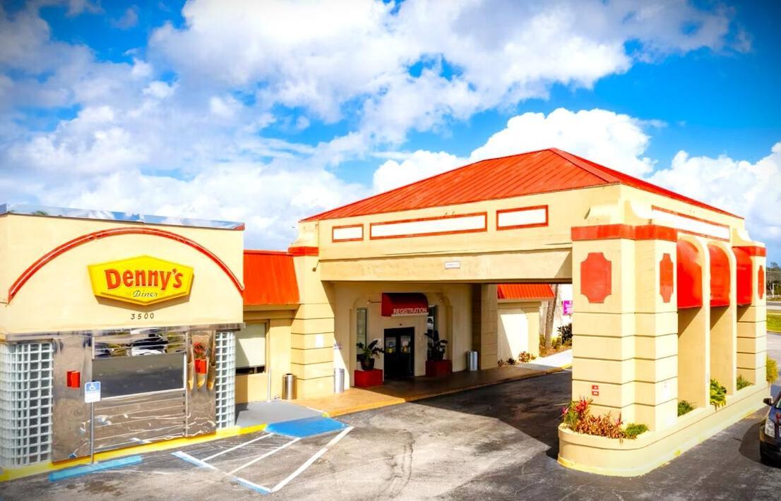 Space Coast Hotel Тайтусвилл Экстерьер фото